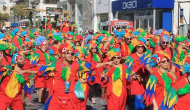 Limasol, Kıbrıs, 10th Mart 2019: Grand Carnival Parade, Limasol karnaval Festivali sırasında (Karnavali Lemesou Başpiskopos Makarios III Avenue yürüyüş karnaval kostümleri bir grup insan çok renkli) 