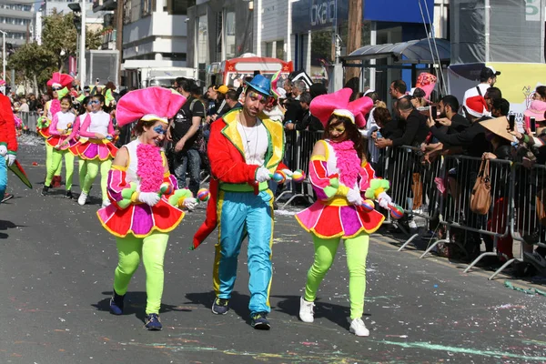 Limassol Chipre Marzo 2019 Hombre Dos Mujeres Trajes Multicolores Brillantes — Foto de Stock