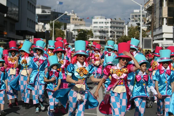 Limassol Chipre Marzo 2019 Grupo Personas Trajes Carnaval Brillantes Sombreros — Foto de Stock