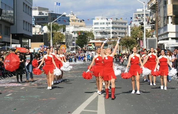 Limasol, Kıbrıs, 10th Mart 2019: Grup davul öğrencileri ile Grand Carnival Parade, Limasol karnaval Festivali sırasında (Karnavali Lemesou Başpiskopos Makarios III Avenue yürüyen ponponlar kırmızı kostümleri) 
