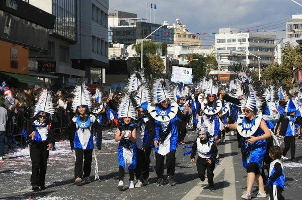 Limassol Zypern März 2019 Eine Gruppe Fröhlicher Menschen Bunten Karnevalskostümen — Stockfoto