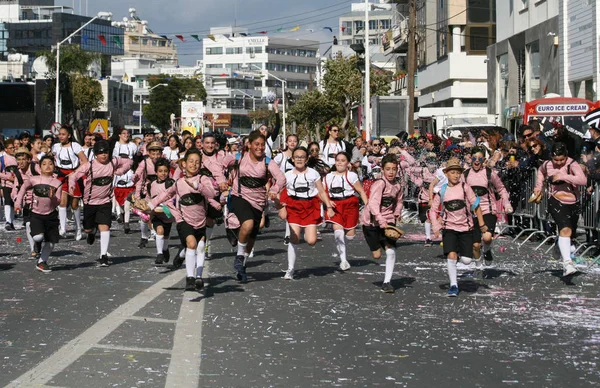 Limassol Kypr Března 2019 Skupina Veselých Dětí Karnevalové Kostýmy Běží — Stock fotografie