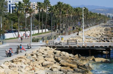 Limasol, Kıbrıs, 8 Mart 2019: İnsanların yürüme Molos Gezinti görünümünü