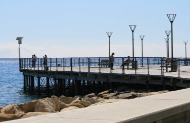 Limasol, Kıbrıs, 8 Mart 2019: Ahşap bir iskele tarafından rahatlatıcı ve boş zaman zaman harcama insanlarla Molos Gezinti görünümünü