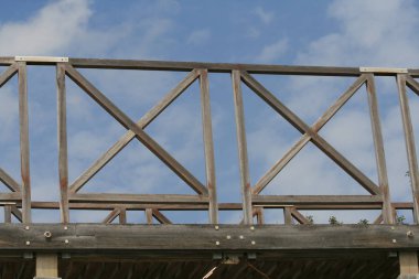 Ahşap yaya köprüsü ile beyaz bulutlar mavi gökyüzü önünde bir parçası