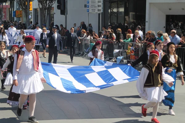 Limassol Zypern März 2019 Kindergruppe Nationaltracht Mit Griechischer Nationalflagge Bei — Stockfoto