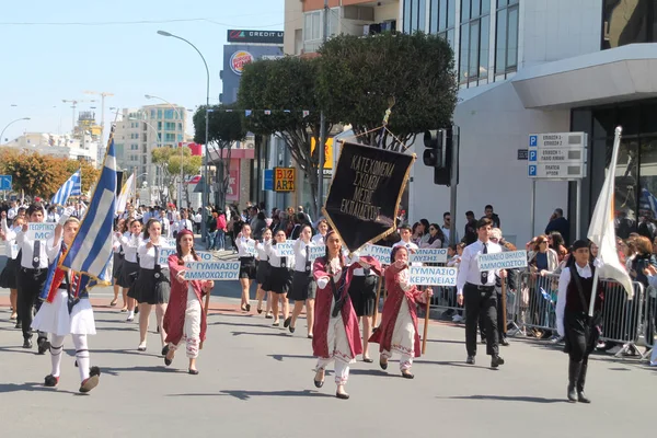 Limassol Zypern März 2019 Schulkinder Nationaltracht Marschieren Während Der Parade — Stockfoto