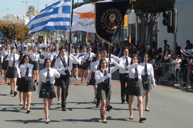 Limasol, Kıbrıs, 25th Mart 2019: Tekdüzen Başpiskopos Makarios III Avenue Yunan Bağımsızlık günü geçit töreni sırasında yürüyüş içinde lise öğrencileri 