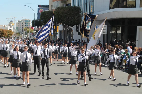 Limasol, Kıbrıs, 25th Mart 2019: Tekdüzen Başpiskopos Makarios III Avenue Yunan Bağımsızlık günü geçit töreni sırasında yürüyüş içinde lise öğrencileri 