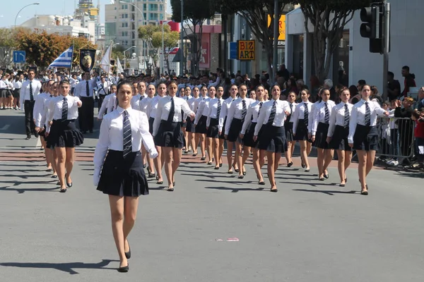 Limassol Chypre Mars 2019 Des Lycéens Uniforme Défilent Long Avenue — Photo