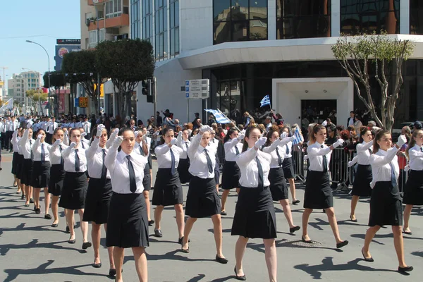 Limassol Chypre Mars 2019 Des Lycéens Uniforme Défilent Long Avenue — Photo