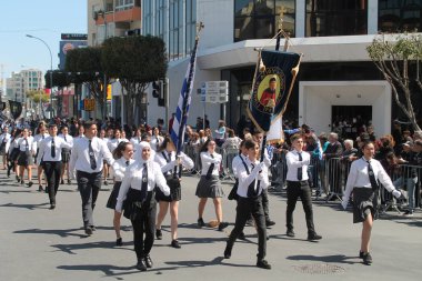Limasol, Kıbrıs, 25th Mart 2019: Genç erkek ve kız okul üniformalı Başpiskopos Makarios III Avenue Yunan Bağımsızlık günü geçit töreni sırasında yürüyüş 