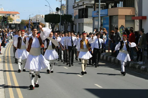 Limassol Zypern März 2019 Junge Männer Griechischen Nationaltrachten Marschieren Während — Stockfoto