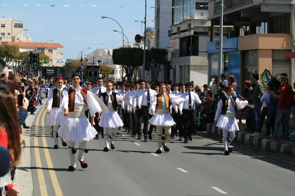 Limassol Kypr Března 2019 Mladí Muži Řeckých Národních Krojích Pochoduje — Stock fotografie