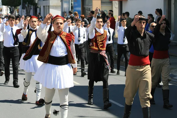 Limassol Zypern März 2019 Junge Männer Griechischen Nationaltrachten Marschieren Während — Stockfoto