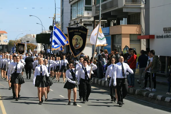 Limassol Kypr Března 2019 Středoškoláků Jednotné Pochoduje Podél Avenue Arcibiskup — Stock fotografie