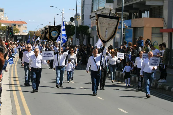 Limassol Chipre Marzo 2019 Viejos Marchando Largo Avenida Arzobispo Makarios — Foto de Stock