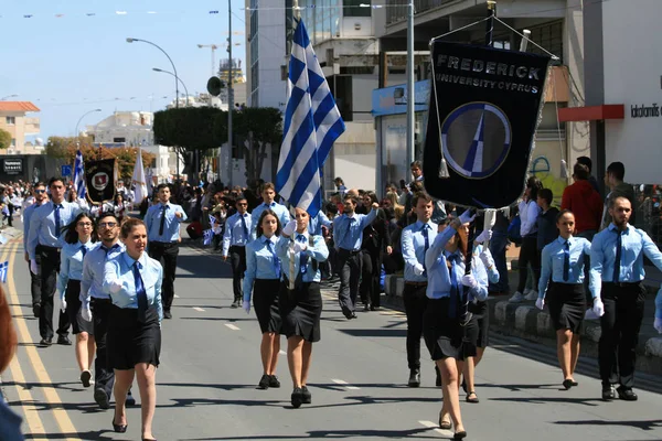 Limasol, Kıbrıs, 25th Mart 2019: Yunan Bağımsızlık günü geçit töreni sırasında Başpiskopos Makarios III Avenue yürüyen Kıbrıs Üniversitesi öğrencileri 