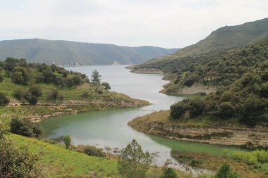Panoramik Kouris su rezervuar Kıbrıs ve dağların etrafında bir bulutlu bahar gününde