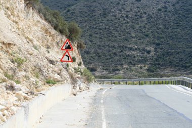 Boş asfalt yol iki uyarı işaretleri ile Kıbrıs Troodos Dağları