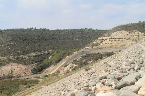 Terraplén Piedra Vertedero Vacío Presa Kouris Limassol Chipre Día Nublado — Foto de Stock