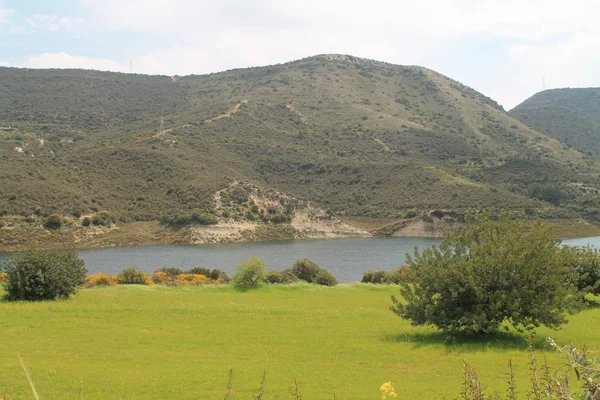 Panoramiczny Widok Kouris Zbiornik Wodny Cypr Zielone Doliny Góry Wokół — Zdjęcie stockowe