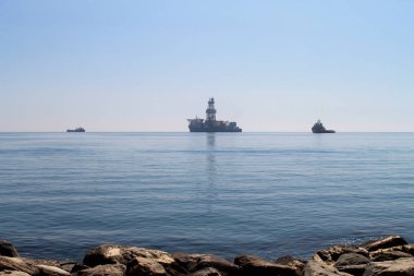 Güneşli bir bahar gününde Limasol Molos kordonunun bir dolgu gelen ufukta üç gemi ile Akdeniz manzarası