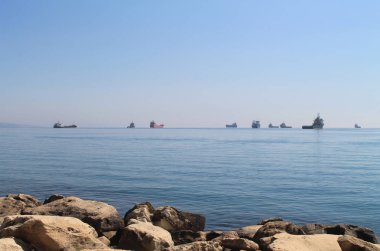 Güneşli bir bahar gününde Limasol Molos kordonunun bir dolgu gelen ufukta çeşitli gemiler ile Akdeniz manzarası