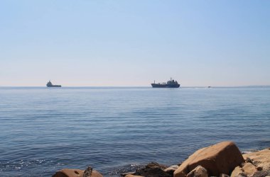 Güneşli bir bahar gününde Limasol Molos kordonunun bir dolgu gelen ufukta iki gemi ile Akdeniz manzarası
