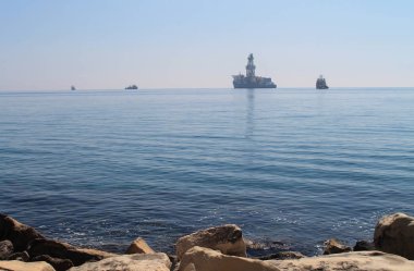 Güneşli bir bahar gününde Limasol Molos kordonunun bir dolgu gelen ufukta dört gemi ile Akdeniz manzarası