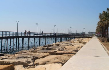 Limasol, Kıbrıs, 22 Mart, 2019: güneşli bir günde yürüyüş insanlarla Molos Promenade üzerinde Seaside yolları 