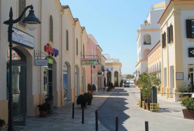 Limasol, Kıbrıs, 22 Mart, 2019: Limasol Marina Alışveriş Caddesi güneşli bir gün