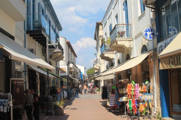 Limasol, Kıbrıs, 22 Mart, 2019: Limasol 'daki dar turist Sokağı küçük Hediyelik eşya dükkanları ve güneşli bir günde yürüyüş veya ayakta insanlar ile eski şehir
