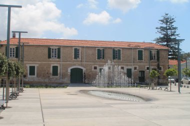 Baf, Kıbrıs, 11 Nisan 2019: Güneşli bir günde Pano Baf'taki Kennedy meydanında çeşme (Ktima)