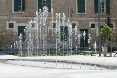 Baf, Kıbrıs, 11 Nisan 2019: Güneşli bir günde Pano Baf'taki Kennedy meydanında çeşme (Ktima)