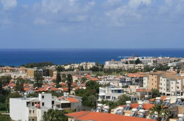 Baf, Kıbrıs, 11 Nisan 2019: Güneşli bir günde bir tepenin tepesinden Kato Baf ve Akdeniz'in panoramik manzarası