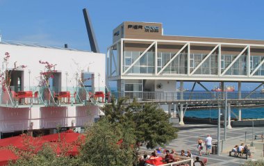 Limasol, Kıbrıs, 12 Nisan 2019: Güneşli bir günde Eski Liman meydanında deniz manzaralı kafeler