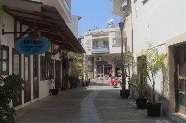 Limasol, Kıbrıs, 12 Nisan 2019: Eski kentte bir dükkan ve saksı bitkileri ile dar yaya caddesi