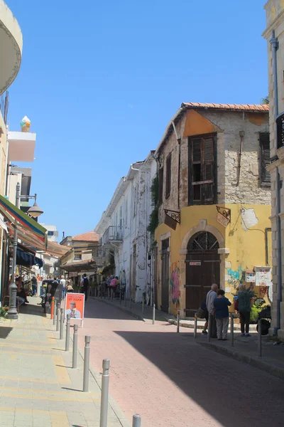 塞浦路斯利马索尔 2019年4月12日 安德烈乌 圣安德鲁 步行街在老城与礼品店和步行游客在阳光明媚的日子 — 图库照片