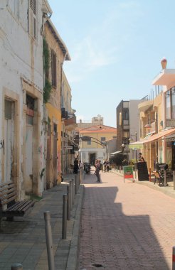Limasol, Kıbrıs, 12 Nisan 2019: Agiou Andreou (St Andrew's) hediyelik eşya dükkanları ve güneşli bir günde turistlerin yürüyüş ile Eski şehir yaya sokak