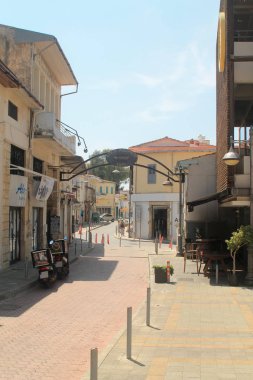 Limasol, Kıbrıs, 12 Nisan 2019: Hediyelik eşya dükkanları ve kafe ile Eski şehir Agiou Andreou (St Andrew's) yaya caddesi