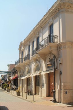 Limasol, Kıbrıs, 12 Nisan 2019: Eski kentte ferforje balkonlu geleneksel Akdeniz tarzı ev
