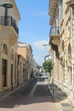 Limasol, Kıbrıs, 12 Nisan 2019: Geleneksel Akdeniz tarzı evlerin bulunduğu Eski kentte dar sokak
