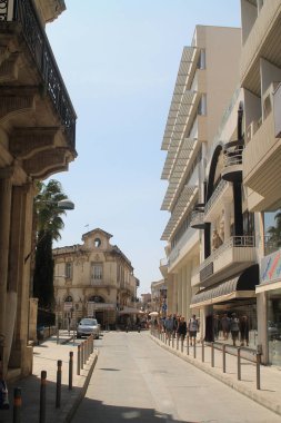 Limasol, Kıbrıs, 12 Nisan 2019: Geleneksel Akdeniz tarzı evlerin bulunduğu Eski kentcaddesi