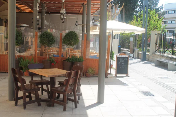 Limassol Zypern April 2019 Brauner Hölzerner Cafétisch Mit Stühlen Einer — Stockfoto