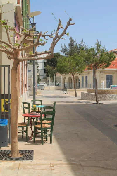 Лимассол Кипр Апреля 2019 Красочные Столы Стулья Кафе Пустой Пешеходной — стоковое фото