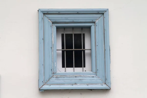 Zbliżenie Małego Niebieskiego Drewnianego Okna Grillem Metall Białej Ścianie — Zdjęcie stockowe