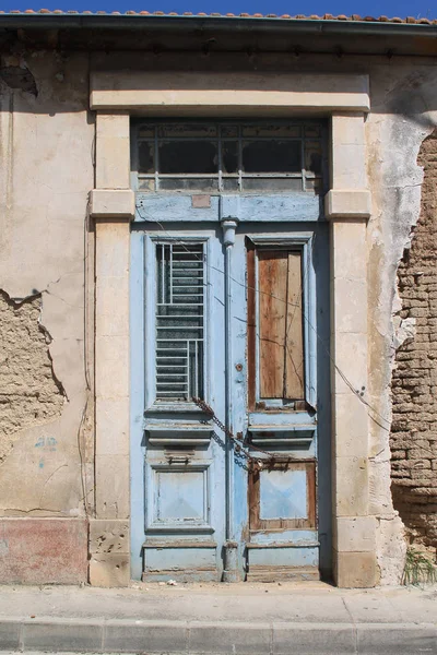 Porta Ingresso Legno Squallido Blu Con Griglie Metalliche Vecchio Muro — Foto Stock