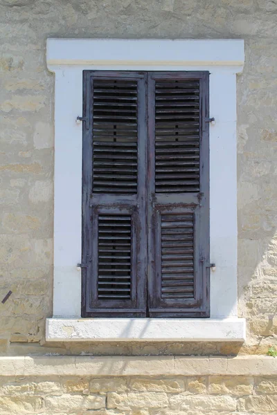 Primo Piano Una Finestra Casa Con Imposte Legno Vecchio Stile — Foto Stock