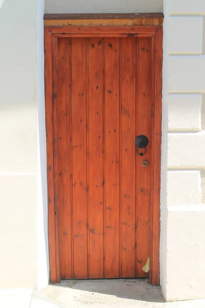 Обычная Деревянная Наружная Дверь Белой Каменной Стене Солнечный День — стоковое фото